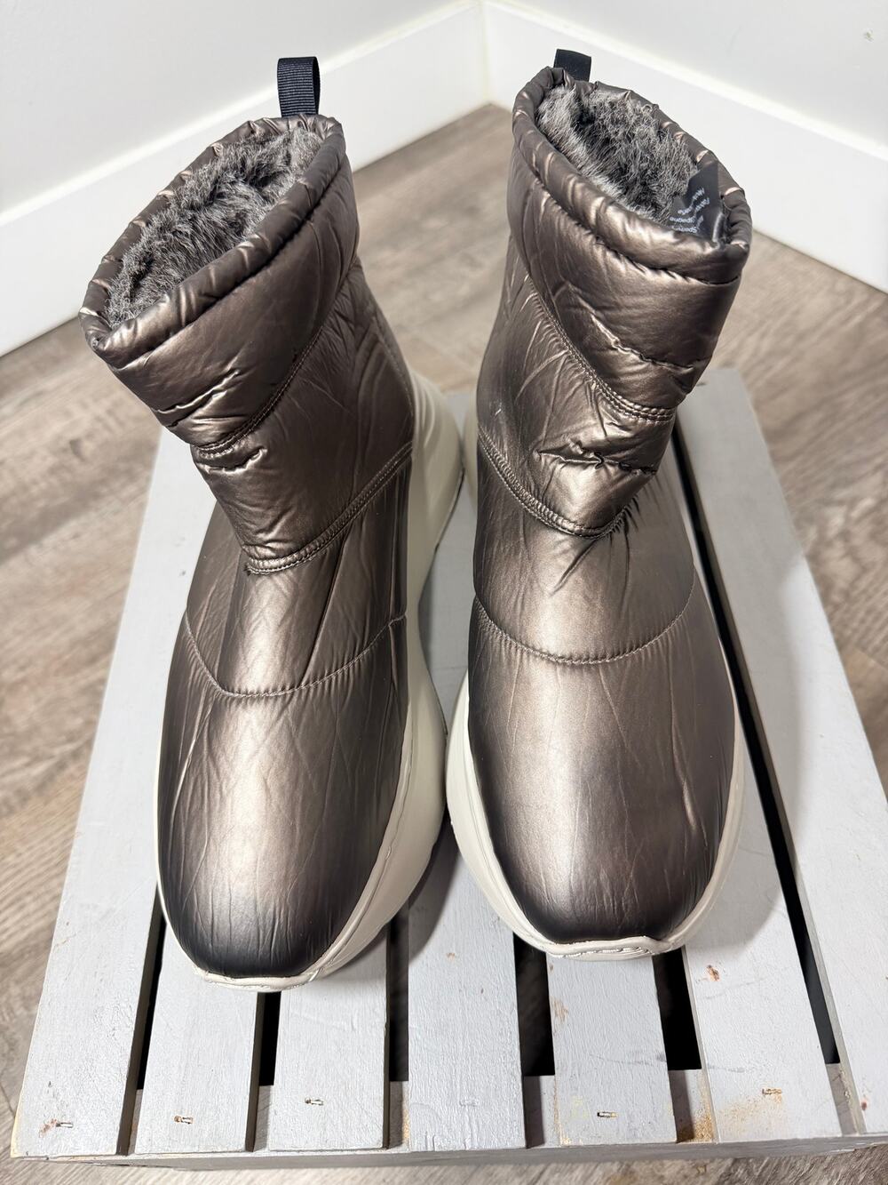 Free People Snow to Surf Metallic Puffer Boots Silver Grey Size 10 NWOB